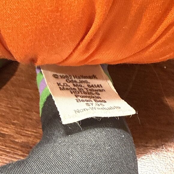 VINTAGE 1982 HALLMARK STUFFED PLUSH HALLOWEEN PUMPKIN 10" - Picture 5 of 5